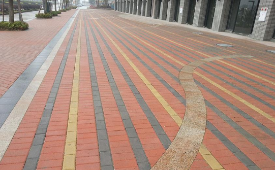 20秒建筑垃圾變成環保水泥磚