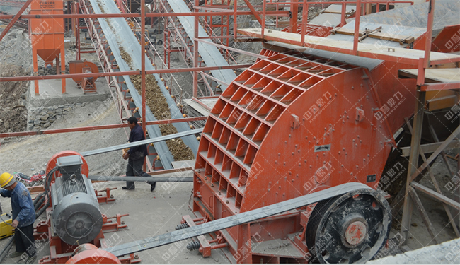 大型碎石機(jī)設(shè)備_時(shí)產(chǎn)3000噸破石機(jī)生產(chǎn)現(xiàn)場(chǎng)