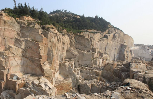 哪種破碎設(shè)備更適合硬巖破碎