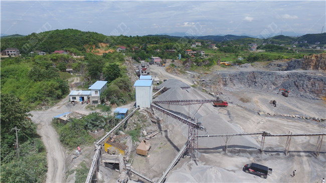 建一個砂石料廠需要知道的問題: 1,處理量多大?不同生產規模的石料廠,投資差異很大的。 2,處理物料是什么?不同硬度的物料需要的設備也不一樣。 3,工程地質條件怎么樣?軟地基和硬地基的基建投資差異很大。 4,設備用際大的?內的?還是差不多能用的?奔馳和拖拉機的差距很大的。 那么建一個砂石料廠到底涉及哪些預算呢? 隨著家對礦山開采政策的變化,開辦石料廠的要求也在發生著新的變化,傳統違法生產、污染程度高、規模小的石料廠正逐漸被合規、環保的石料廠所替代,這也意味著該項目的資金投入也更加多樣化: 一、前期預算 1.許可證件 建石料廠先要取得礦山開采證、營業執照、采礦許可證、安生產許可證等,這些證件的辦理需要繳納的行政費(工本費每證50元)。(了解礦山辦證內容請點擊:一張圖教你看懂怎么辦理采礦許可證!礦業人備,收藏了!) 2.礦山場地 購買礦山及租賃生產場地的資金投入,具體根據當地的行情,與礦山所有人或部門進行協商。 二、中期預算 1.設備成本 【爆破器材】鑿巖機、鉆機、風炮等; 【運輸工具】鏟車、卡車、挖掘機、裝載機、翻斗車等; 【石料加工】生產石料離不開給料機、破碎機、振動篩、皮帶輸送機等基本設備。如果兼要成品砂,還需制砂機和洗砂機。 【電氣系統】電機、啟動柜、電纜、變壓器、空壓機等。 2.土建成本 石料廠的廠房、料倉、破碎機、振動篩和皮帶輸送機的土建和鋼結構,也需要相應的預算,通常該部分價格是設備成本的10%左右。 3.環保成本 環保是石料廠的大方向,多地明文要求環保達標后,才能投入運營。具體的環保措施包括在主要揚塵點安裝除塵設備、密閉生產車間、硬化廠區道路、綠化周邊環境等。 三、后期預算 1.物流成本 用于石料生產的機器屬于大型礦山設備,如果選擇外地的生產廠家,客戶要考慮設備的長途物流成本。運價排序:空運>陸運>水運。 2.人力成本 根據生產和管理的需要,需要雇傭具備技能的員工,比如會計、設備操作工、司機、監控室值班人員等,這些屬于石料廠的軟件投入。